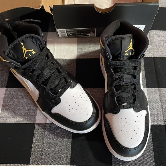 BRAND NEW Air Jordan 1MID (GS) - Picture 2 of 3